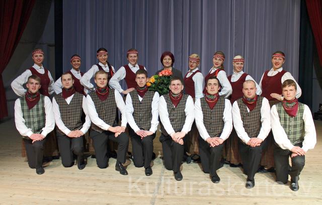 Deju kolektīvu skatē